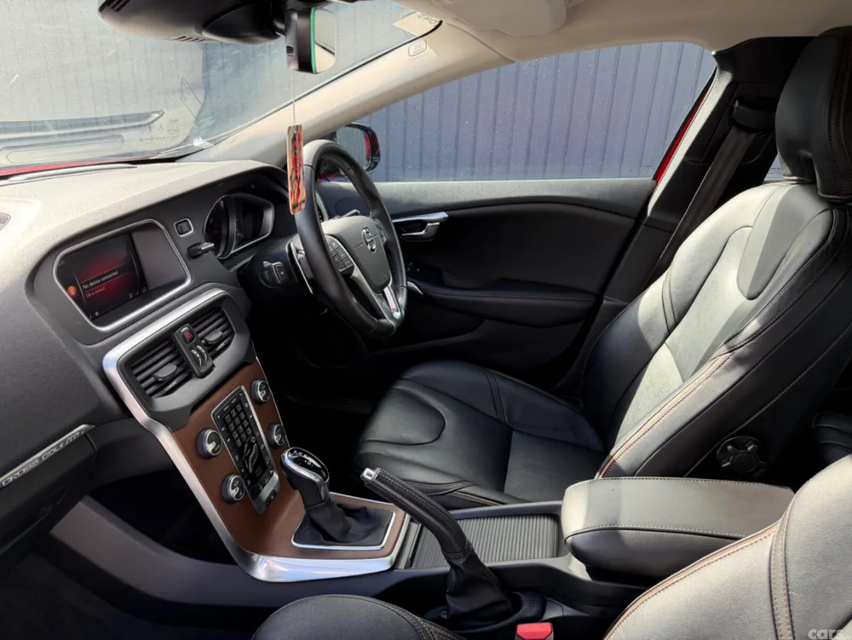 Volvo V40 Hatchback, Petrol, 2019, Red