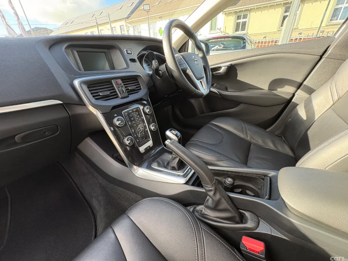 Volvo V40 Hatchback, Diesel, 2017, Grey