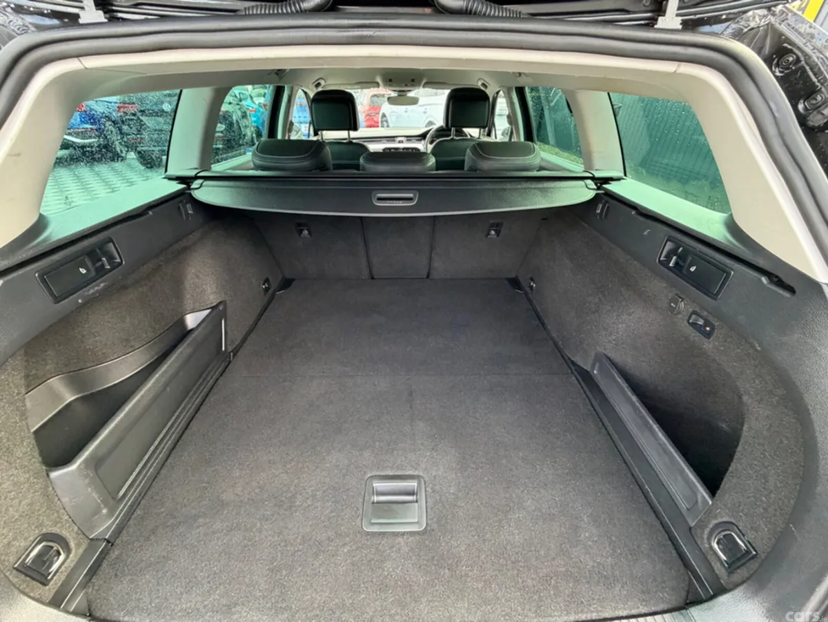 Volkswagen Passat Estate, Petrol Hybrid, 2022, Grey