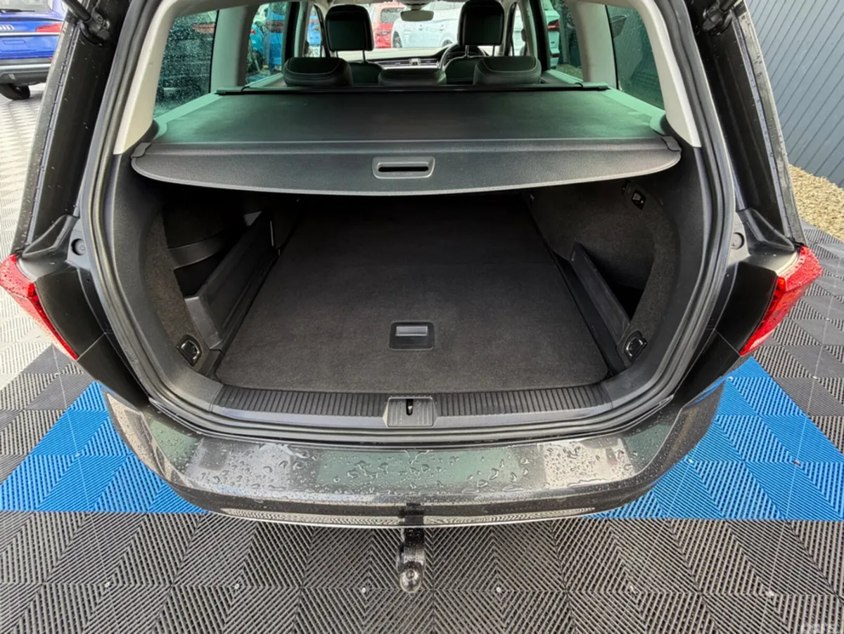Volkswagen Passat Estate, Petrol Plug-in Hybrid, 2022, Grey