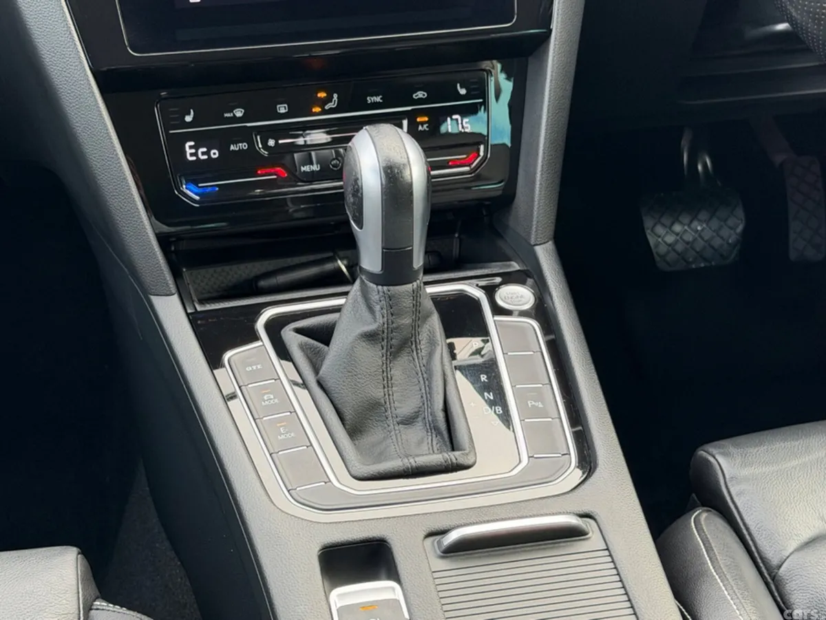 Volkswagen Passat Estate, Petrol Plug-in Hybrid, 2022, Grey