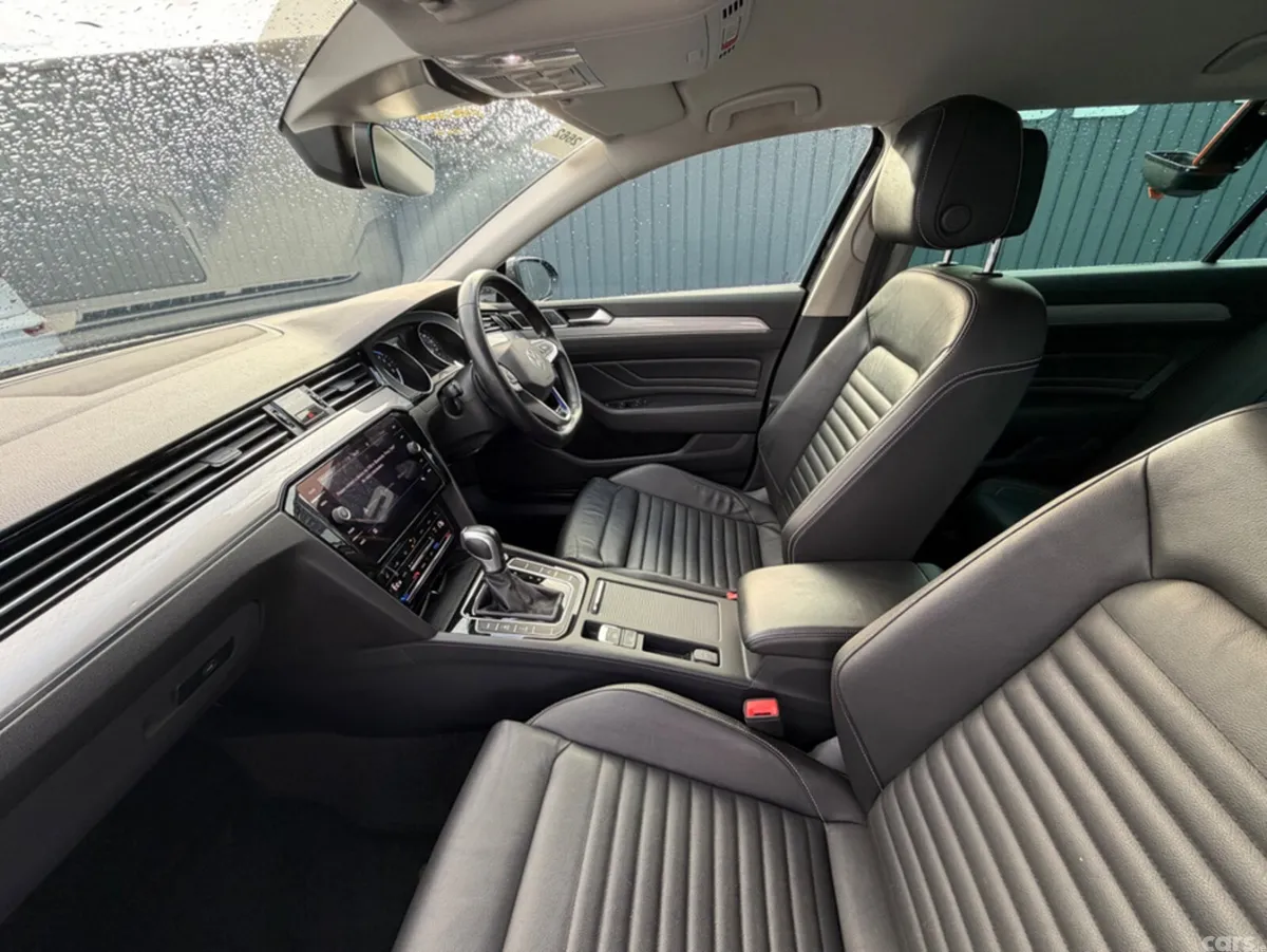 Volkswagen Passat Estate, Petrol Plug-in Hybrid, 2022, Grey