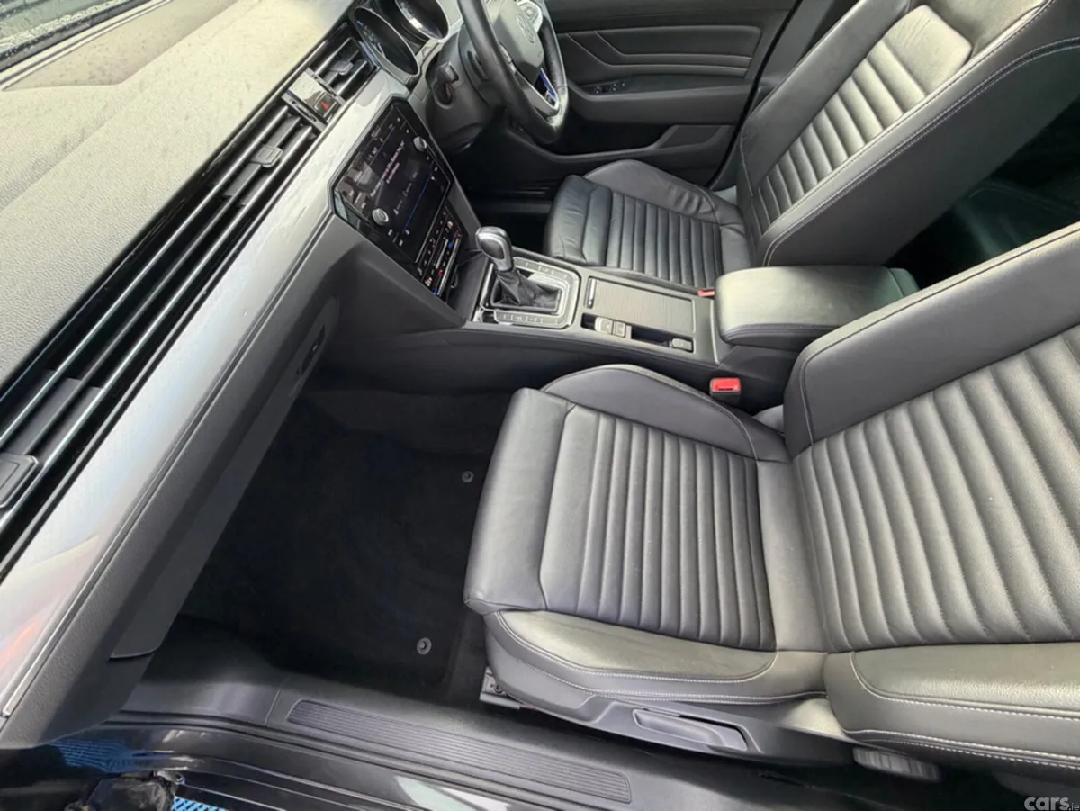 Volkswagen Passat Estate, Petrol Plug-in Hybrid, 2022, Grey