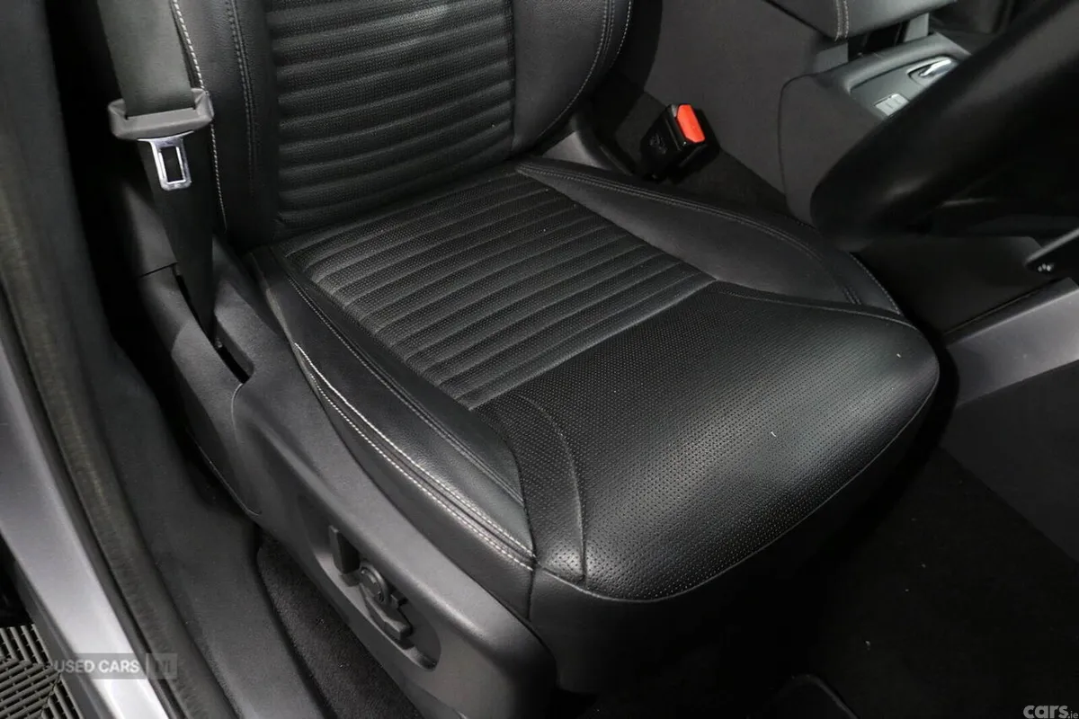 Land Rover Discovery SUV, Diesel, 2023, Grey