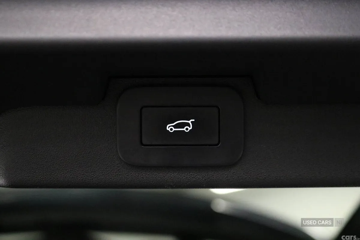 Land Rover Discovery SUV, Diesel, 2023, Grey