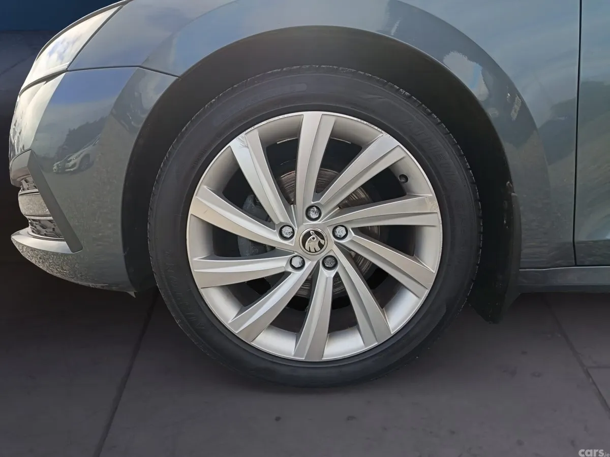Skoda Octavia Saloon, Diesel, 2021, Grey