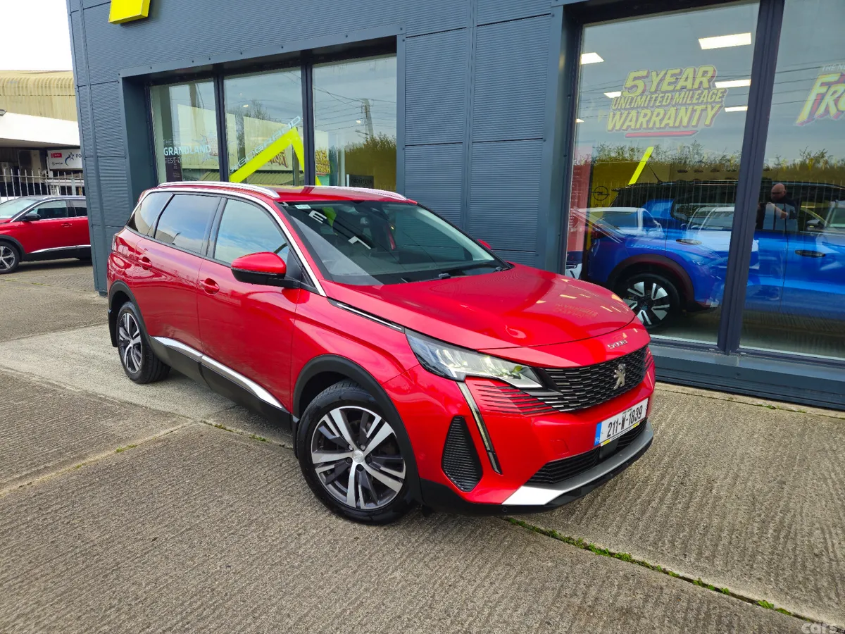 Peugeot 5008 MPV, Diesel, 2021, Red
