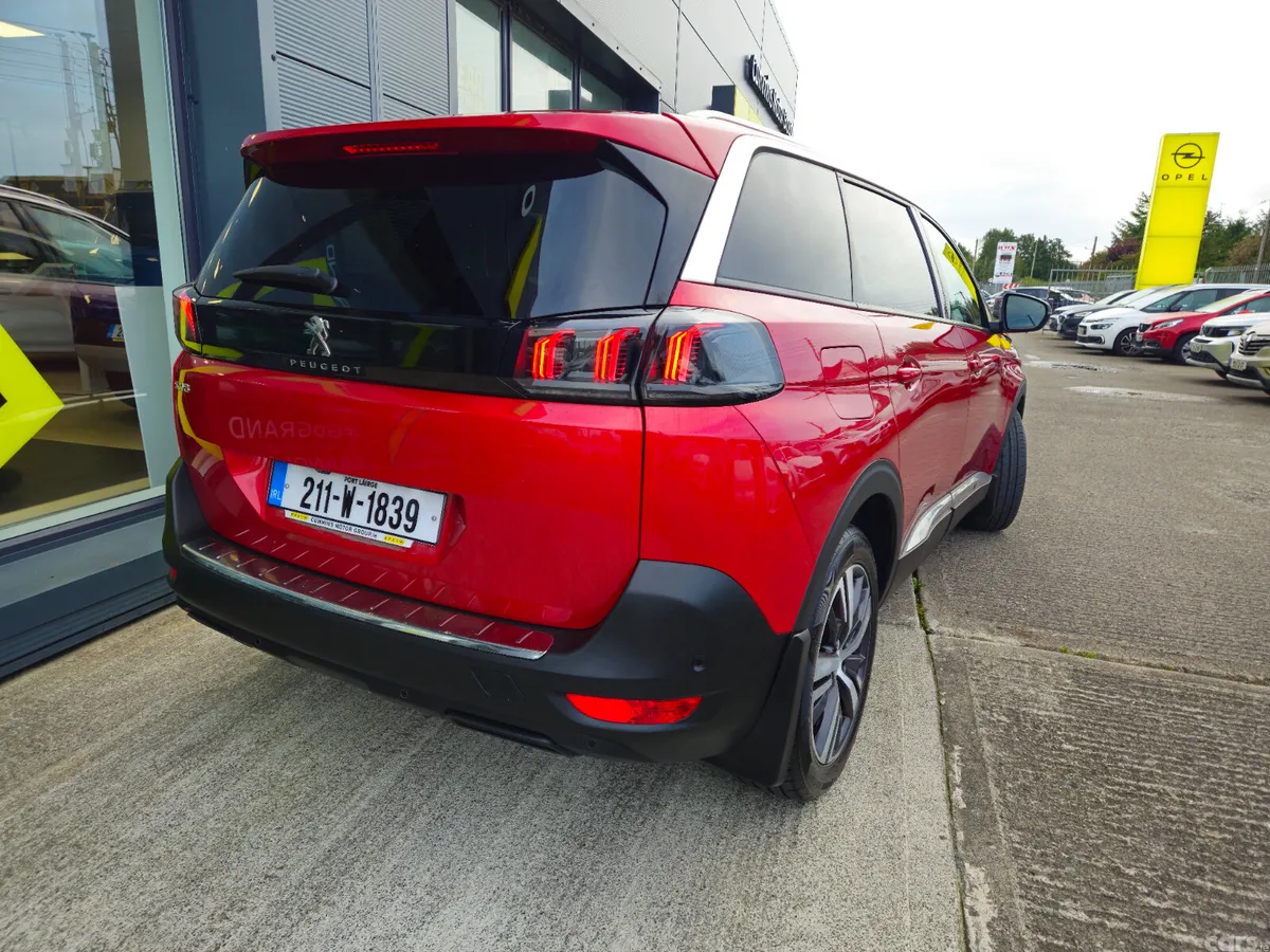Peugeot 5008 MPV, Diesel, 2021, Red