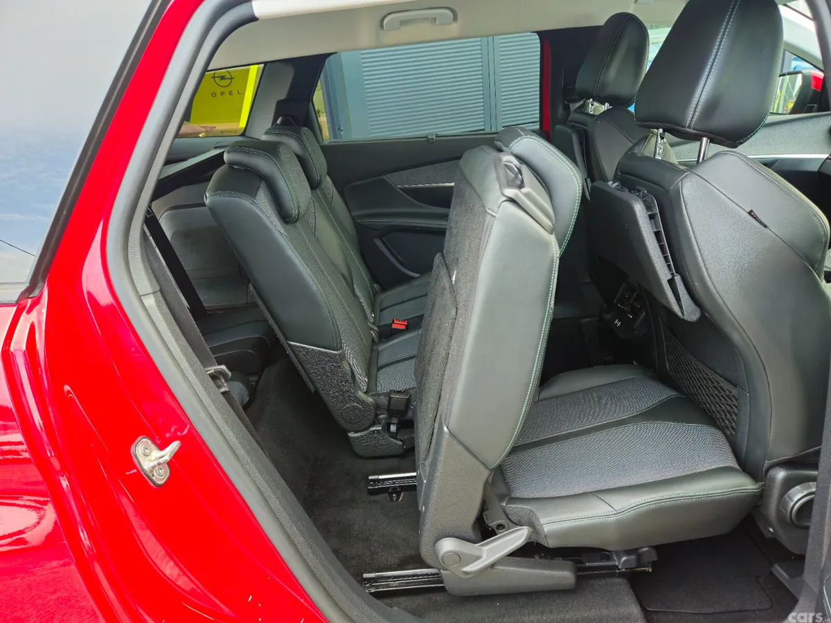 Peugeot 5008 MPV, Diesel, 2021, Red