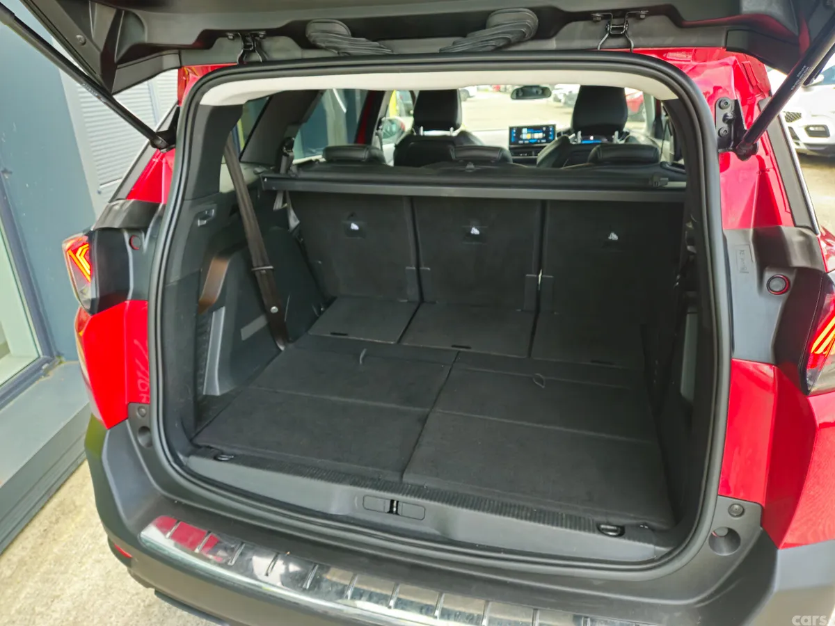 Peugeot 5008 MPV, Diesel, 2021, Red
