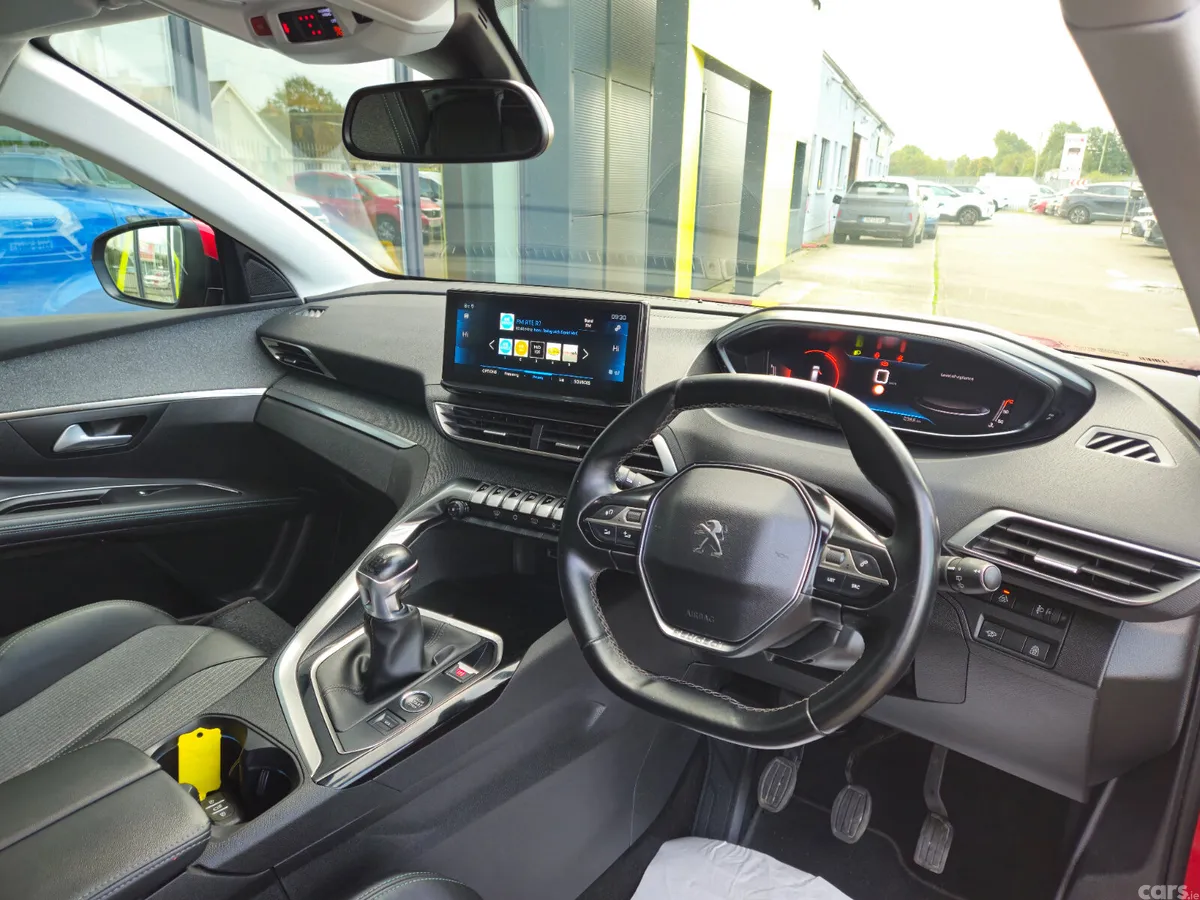 Peugeot 5008 MPV, Diesel, 2021, Red