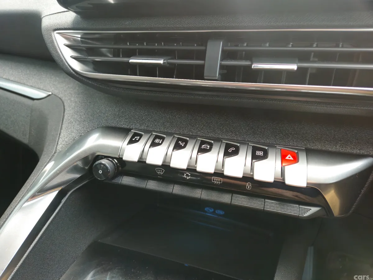 Peugeot 5008 MPV, Diesel, 2021, Red