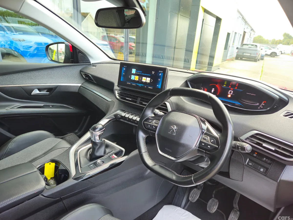 Peugeot 5008 MPV, Diesel, 2021, Red