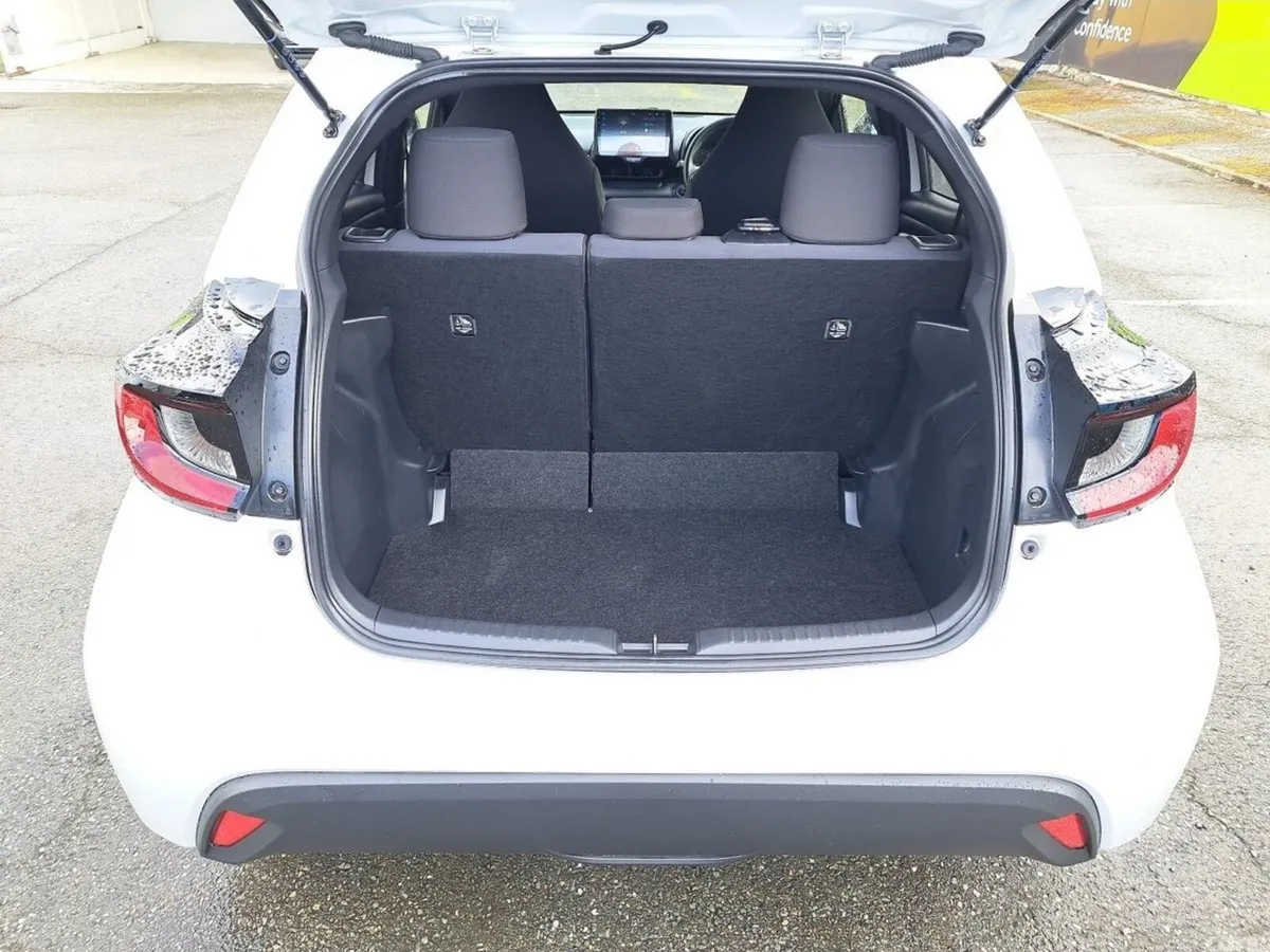 Toyota Yaris Hatchback, Petrol, 2021, White