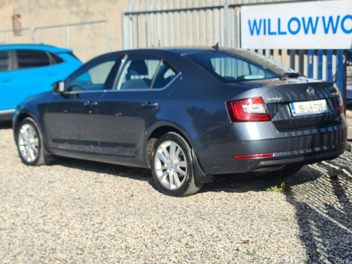 Skoda Octavia Saloon, Diesel, 2019, Grey