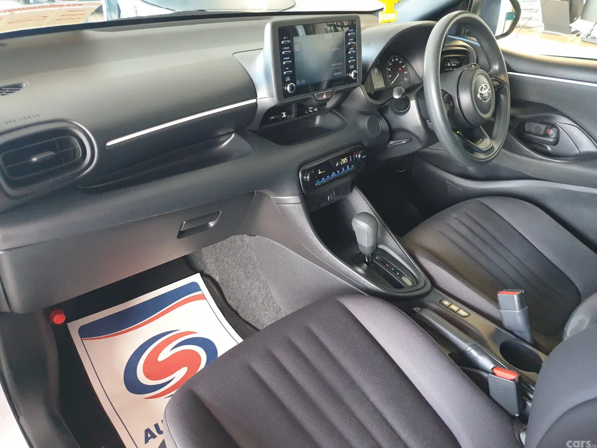 Toyota Yaris Hatchback, Petrol Hybrid, 2021, White