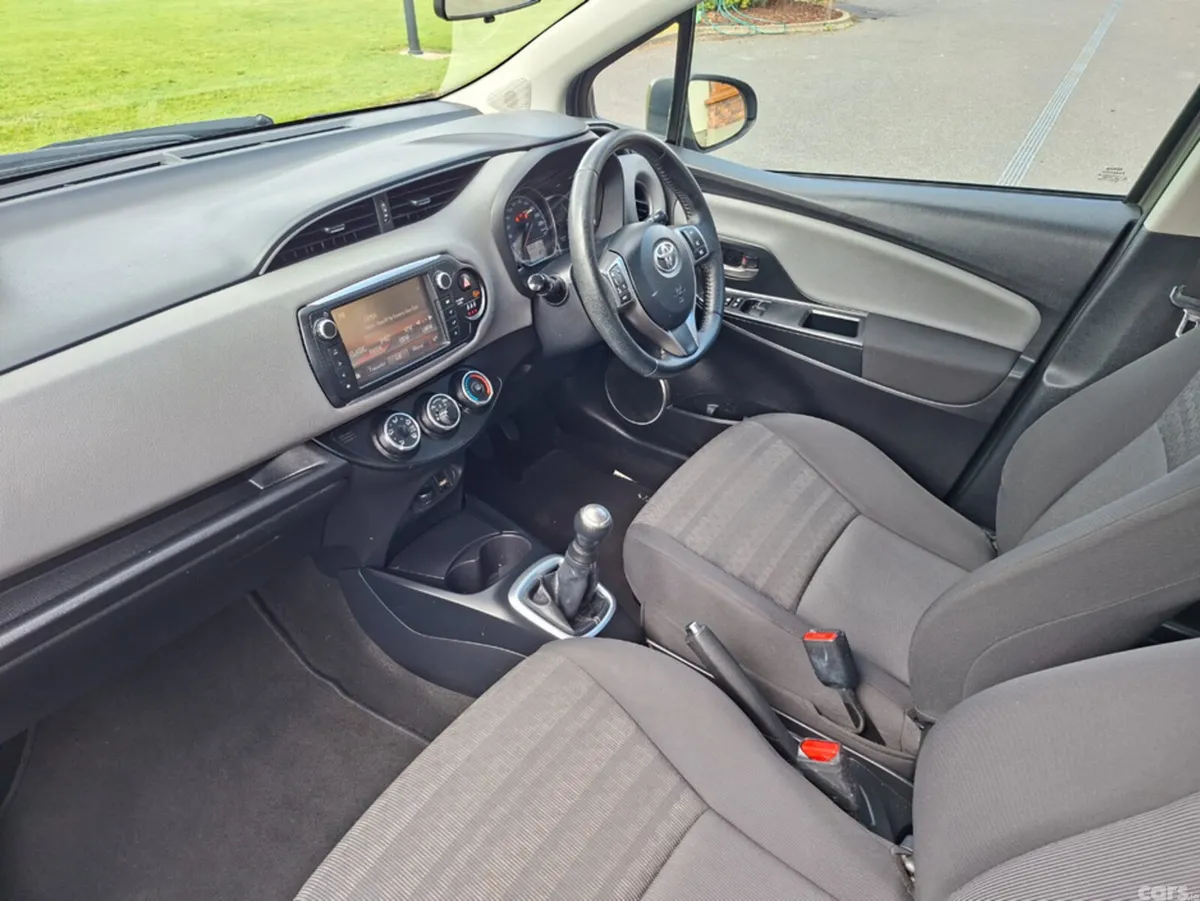 Toyota Yaris Hatchback, Petrol, 2017, Grey