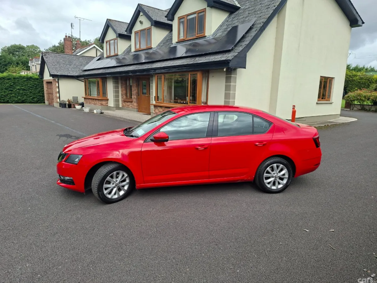Skoda Octavia Hatchback, Petrol, 2018, Red