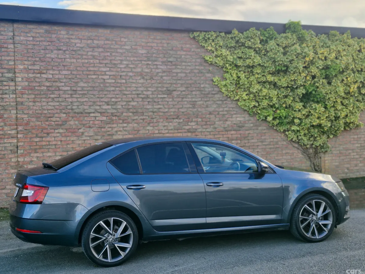 Skoda Octavia Saloon, Diesel, 2019, Grey