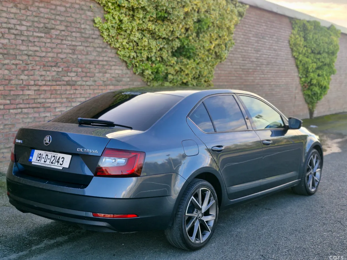 Skoda Octavia Saloon, Diesel, 2019, Grey