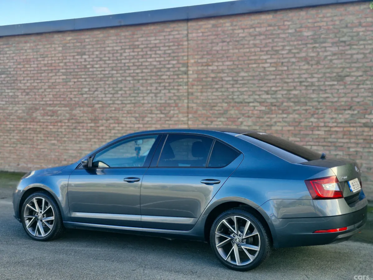 Skoda Octavia Saloon, Diesel, 2019, Grey