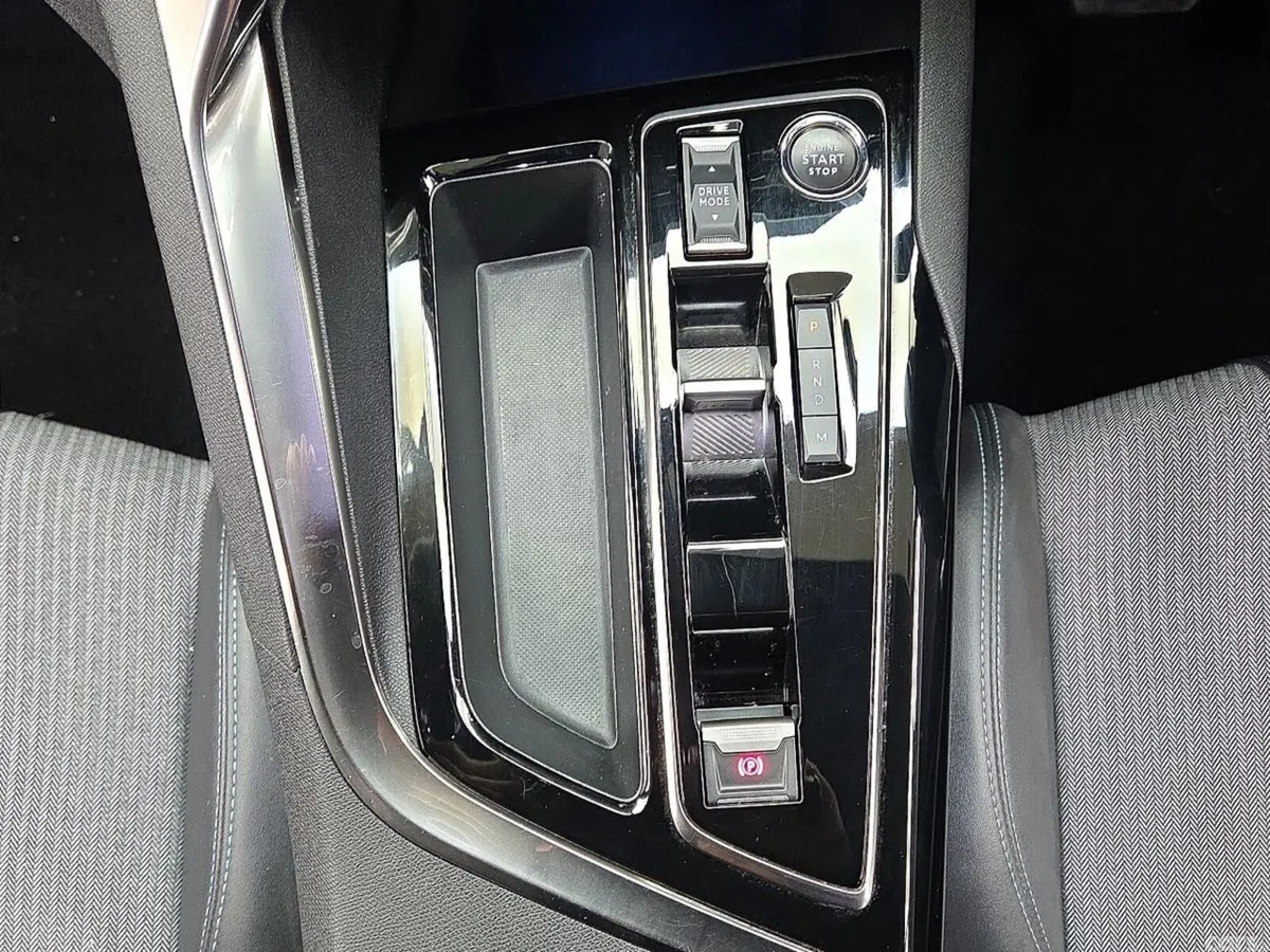 Peugeot 5008 MPV, Diesel, 2023, Black