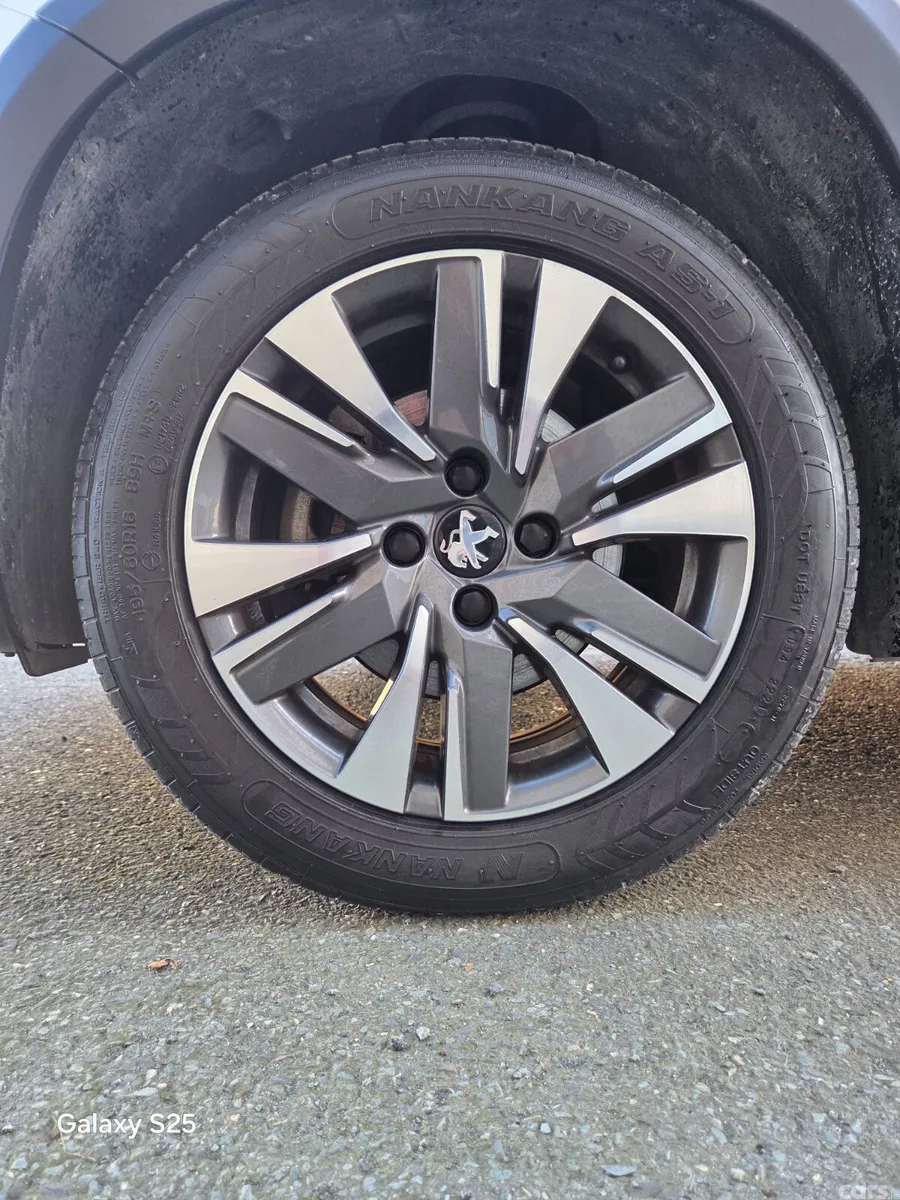Peugeot 2008 Hatchback, Petrol, 2017, White