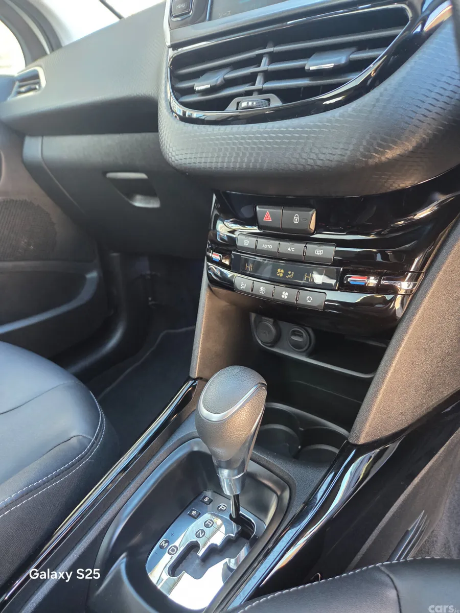 Peugeot 2008 Hatchback, Petrol, 2017, White
