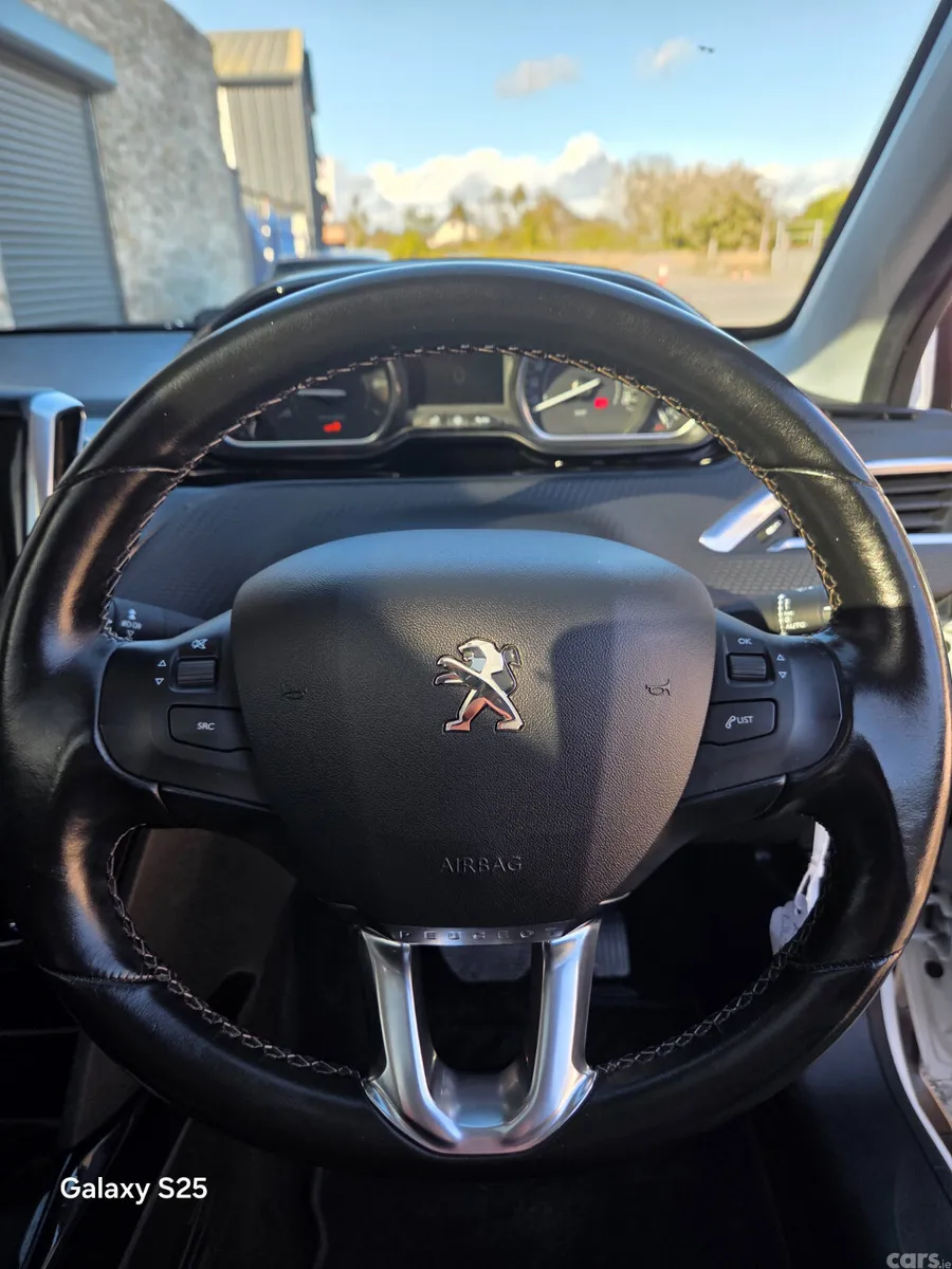 Peugeot 2008 Hatchback, Petrol, 2017, White