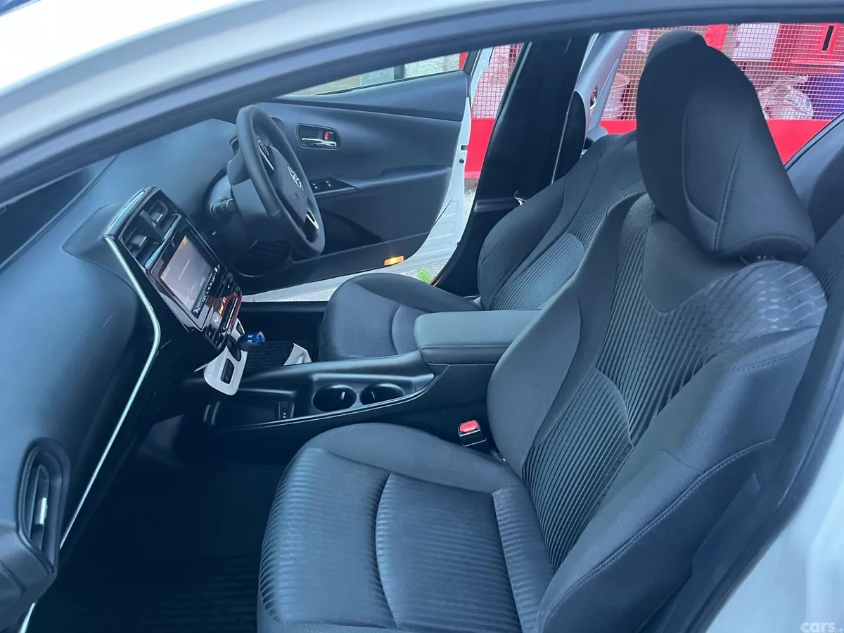 Toyota Prius Hatchback, Petrol Hybrid, 2017, White