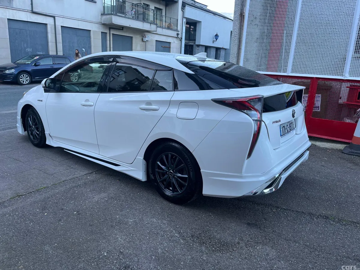 Toyota Prius Hatchback, Petrol Hybrid, 2017, White