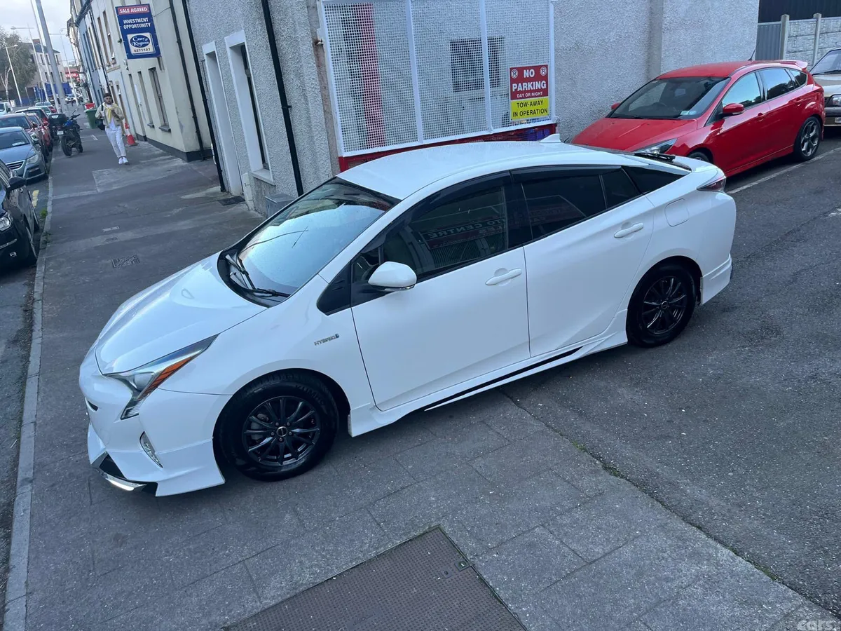 Toyota Prius Hatchback, Petrol Hybrid, 2017, White
