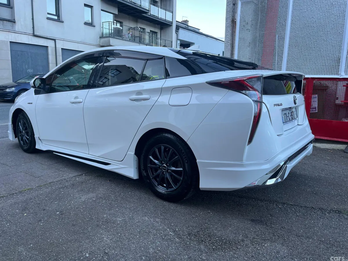 Toyota Prius Hatchback, Petrol Hybrid, 2017, White