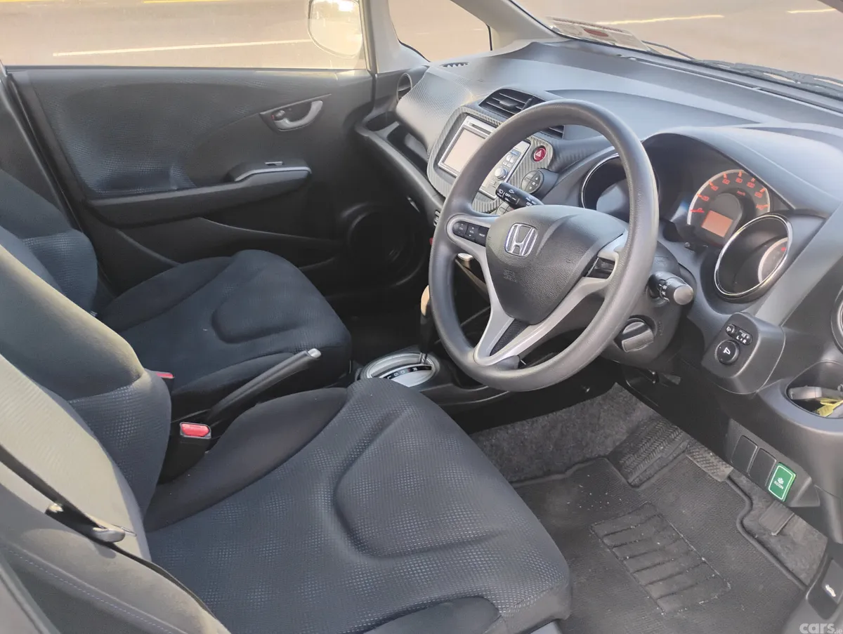 Honda Fit Hatchback, Petrol, 2013, Silver