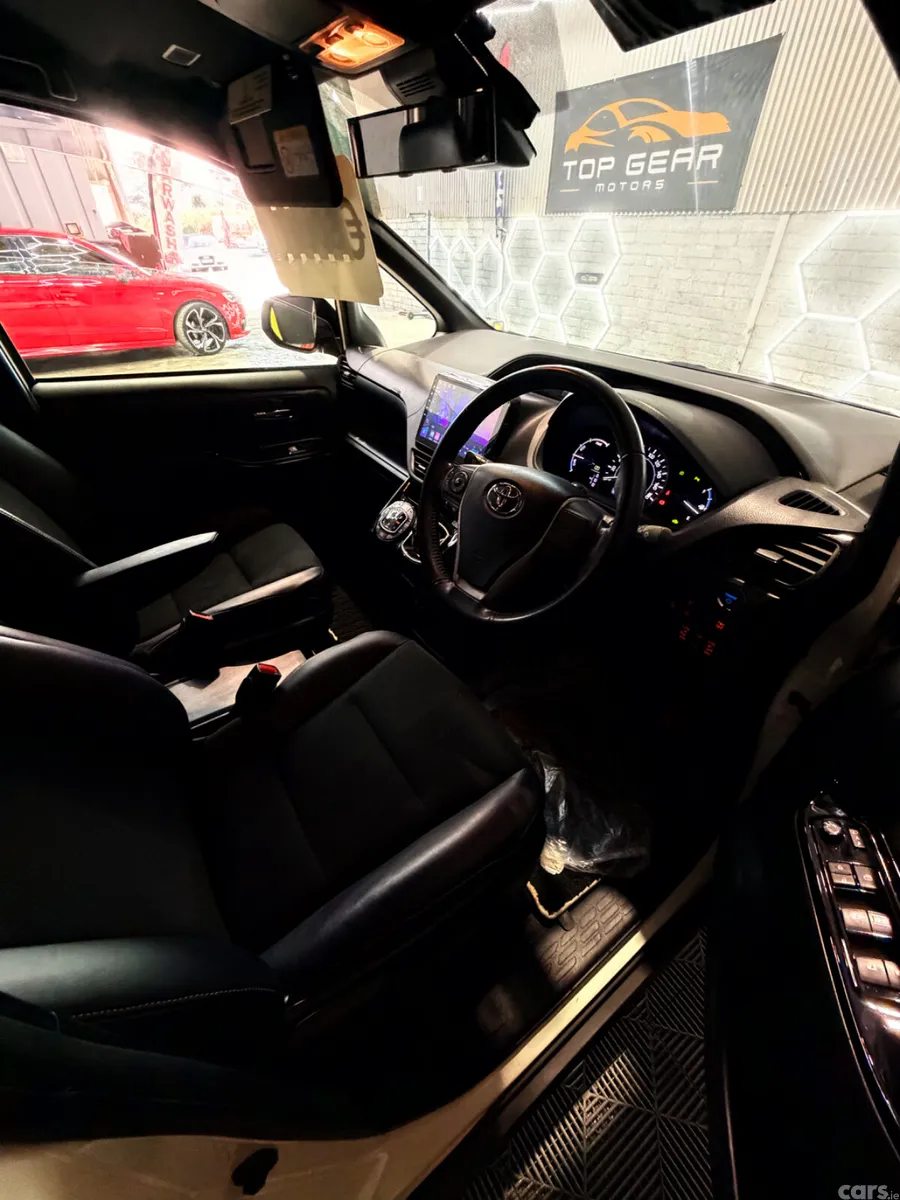 Toyota Noah MPV, Petrol Hybrid, 2019, White