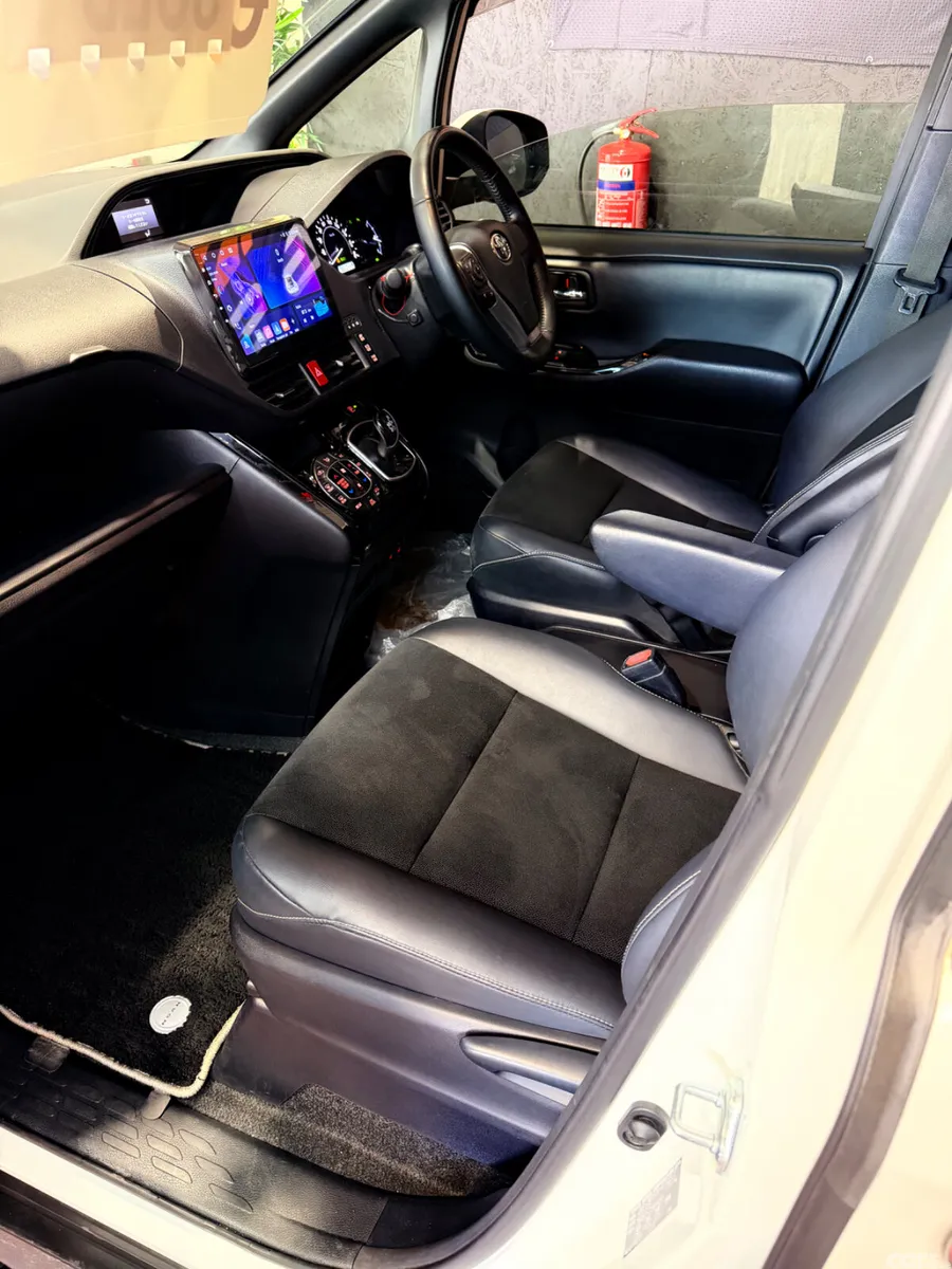 Toyota Noah MPV, Petrol Hybrid, 2019, White