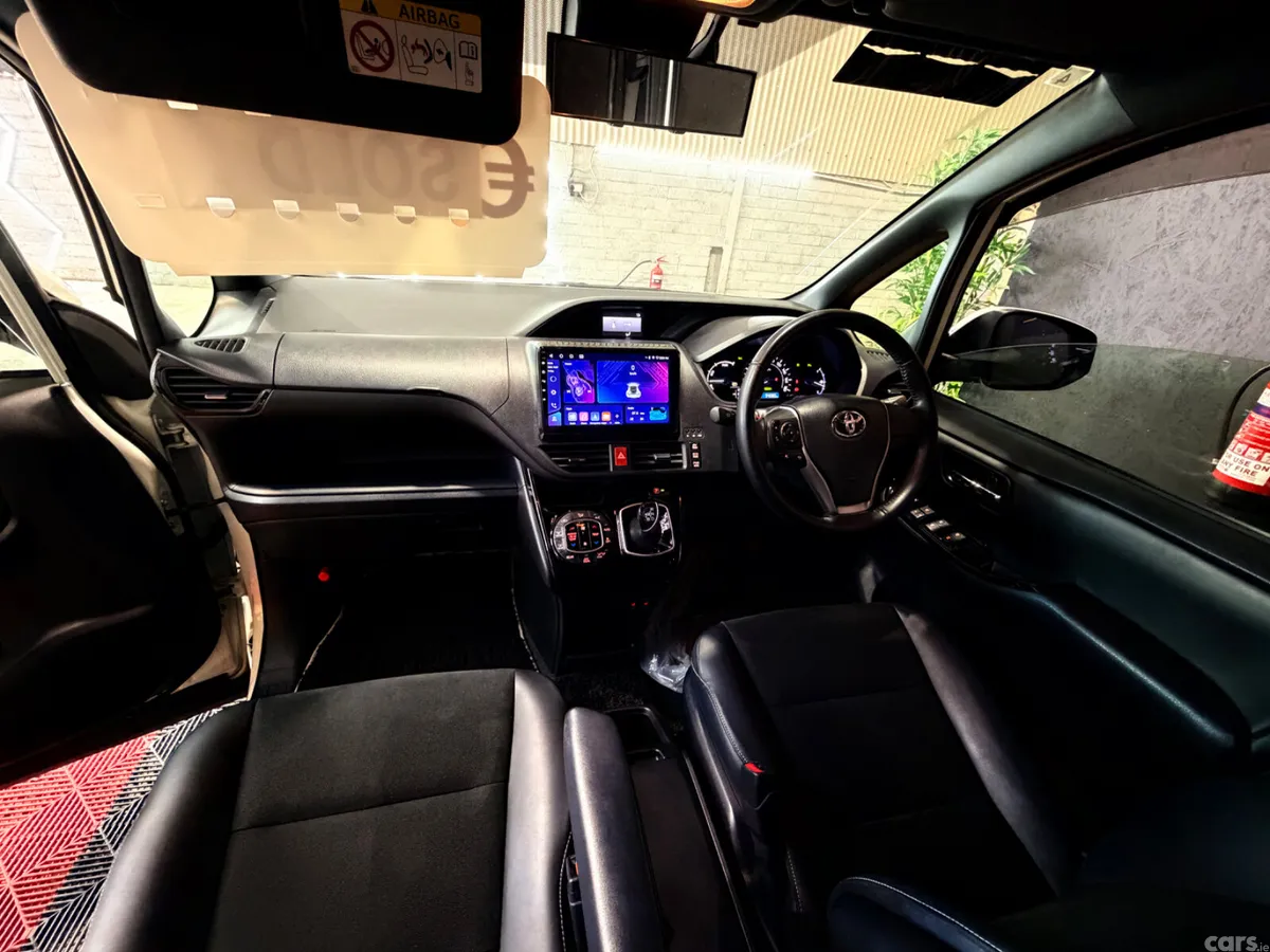 Toyota Noah MPV, Petrol Hybrid, 2019, White