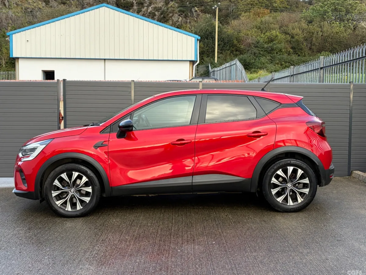 Renault Captur Hatchback, Petrol Hybrid, 2023, Red