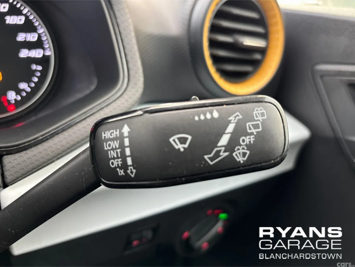 SEAT Arona Hatchback, Petrol, 2022, White
