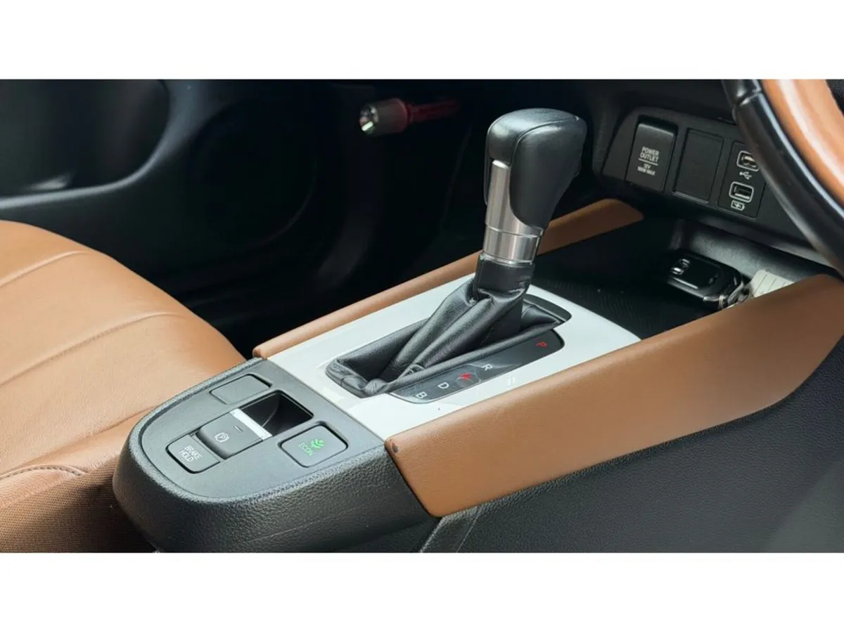 Honda Fit Hatchback, Petrol Hybrid, 2020, White