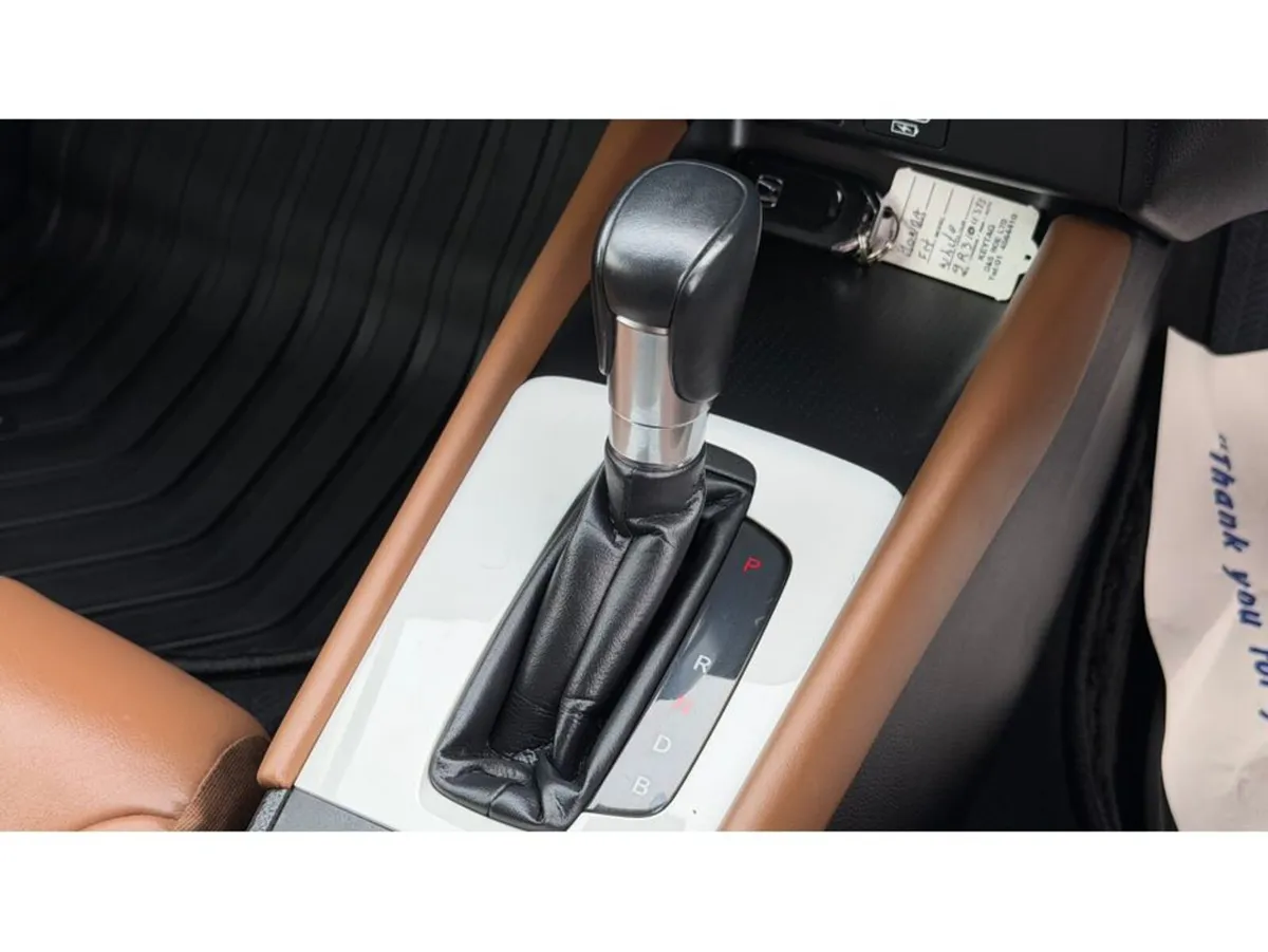 Honda Fit Hatchback, Petrol Hybrid, 2020, White