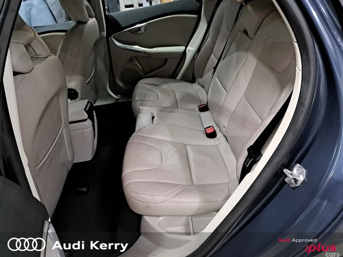 Volvo V40 Hatchback, Diesel, 2017, Blue