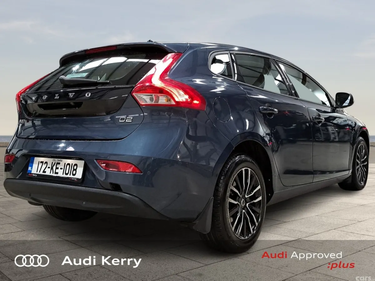 Volvo V40 Hatchback, Diesel, 2017, Blue