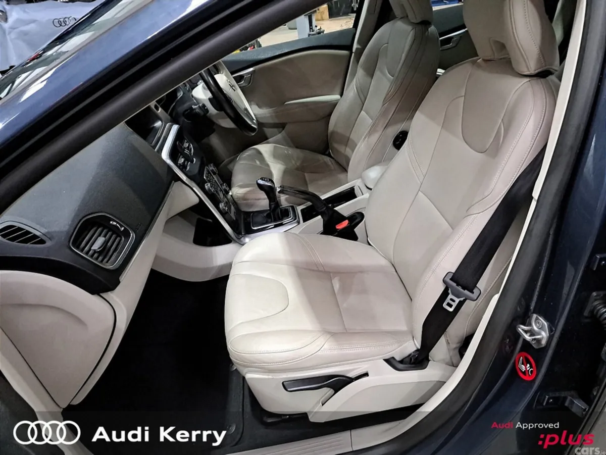 Volvo V40 Hatchback, Diesel, 2017, Blue