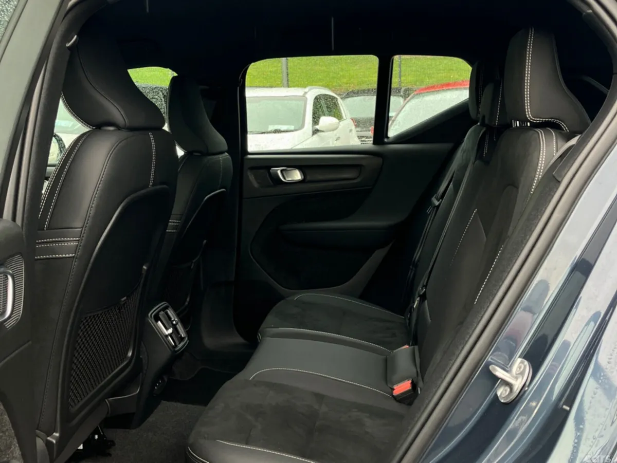 Volvo XC40 SUV, Petrol, 2026, Blue
