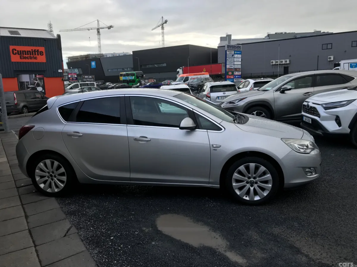 Opel Astra Hatchback, Petrol, 2011, Silver