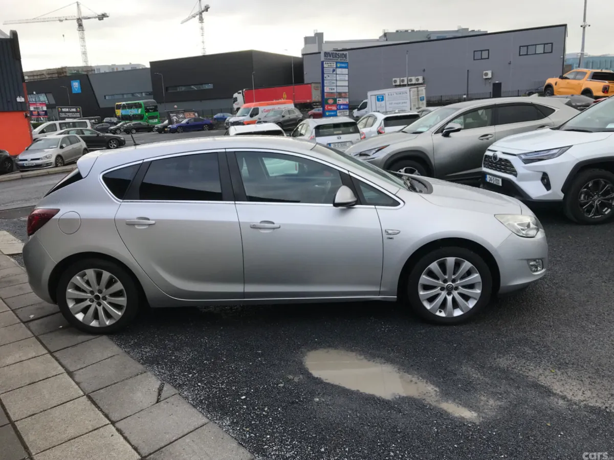 Opel Astra Hatchback, Petrol, 2011, Silver