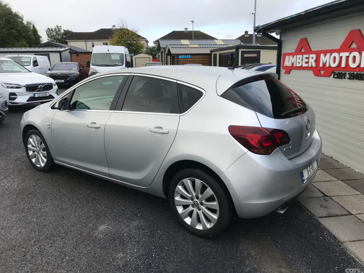 Opel Astra Hatchback, Petrol, 2011, Silver