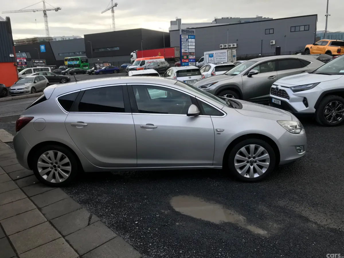 Opel Astra Hatchback, Petrol, 2011, Silver