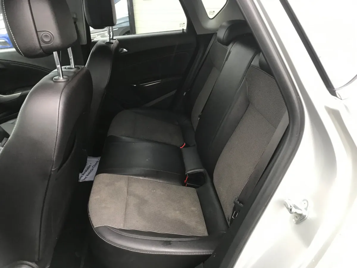 Opel Astra Hatchback, Petrol, 2011, Silver